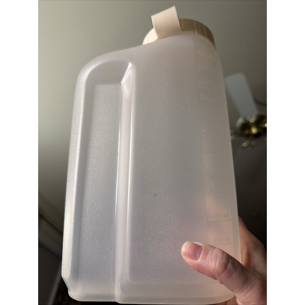 Vintage Rubbermaid Servin Saver 2.75 qt container pitcher Almond flip lid 0459